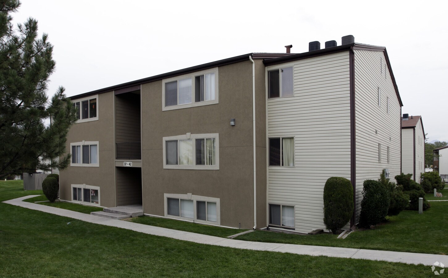 Primary Photo - Pineridge Apartments