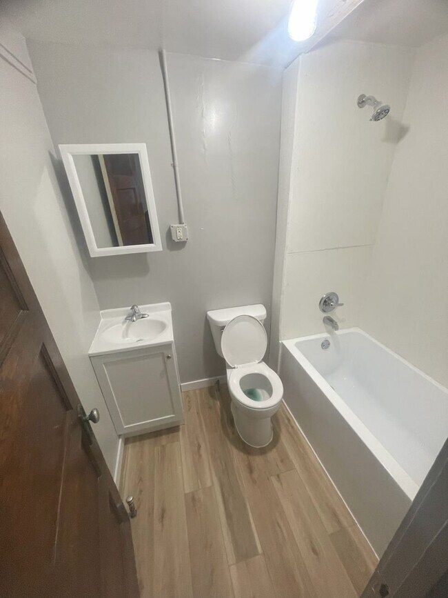 Photo - 605 Wellington Ct Unidad D2