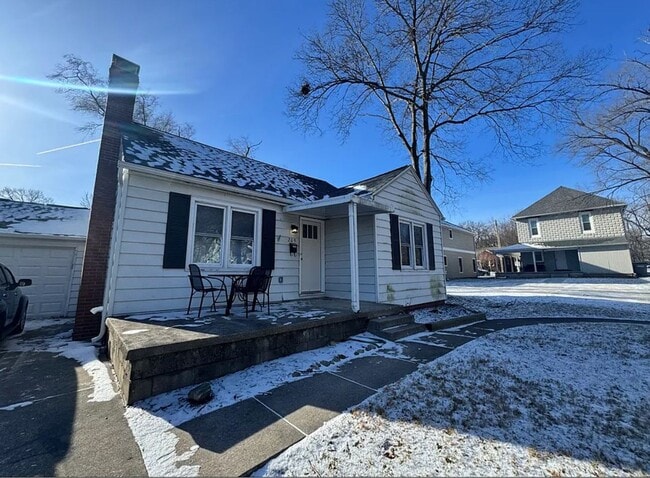 Building Photo - Fully Renovated - Walk to Campus or WL Schools!