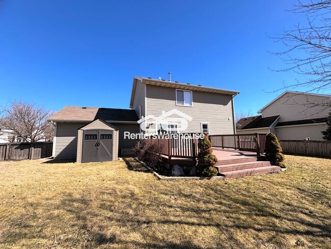 Building Photo - 330 NE Cardinal Ln