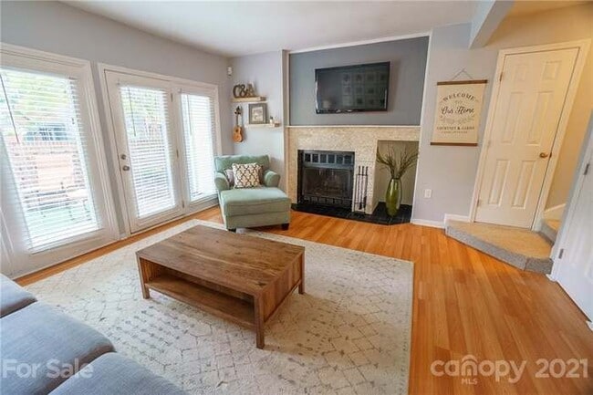 Building Photo - 423 W 8th St Unit 73