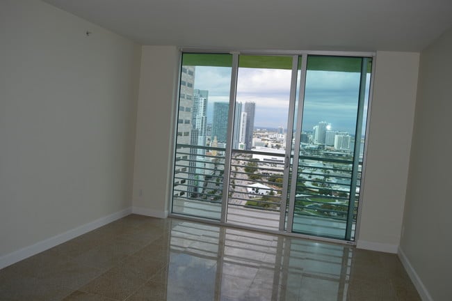 SALÓN CON BALCÓN - 325 S Biscayne Blvd Unidad 4122