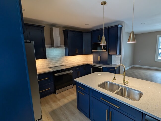 Kitchen - 319 Howard St