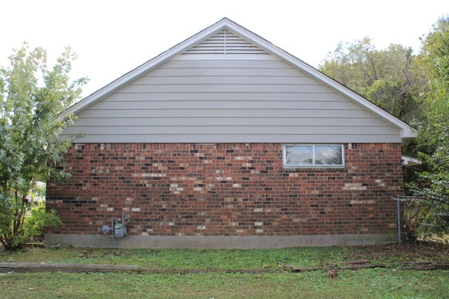 Photo - 7031 Saddlebrook Dr