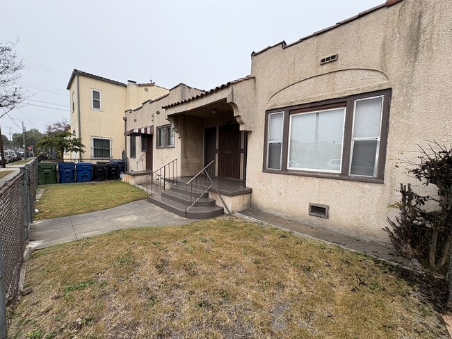 Front Yard - 3925 S Wilton Pl Apartments Unit 1