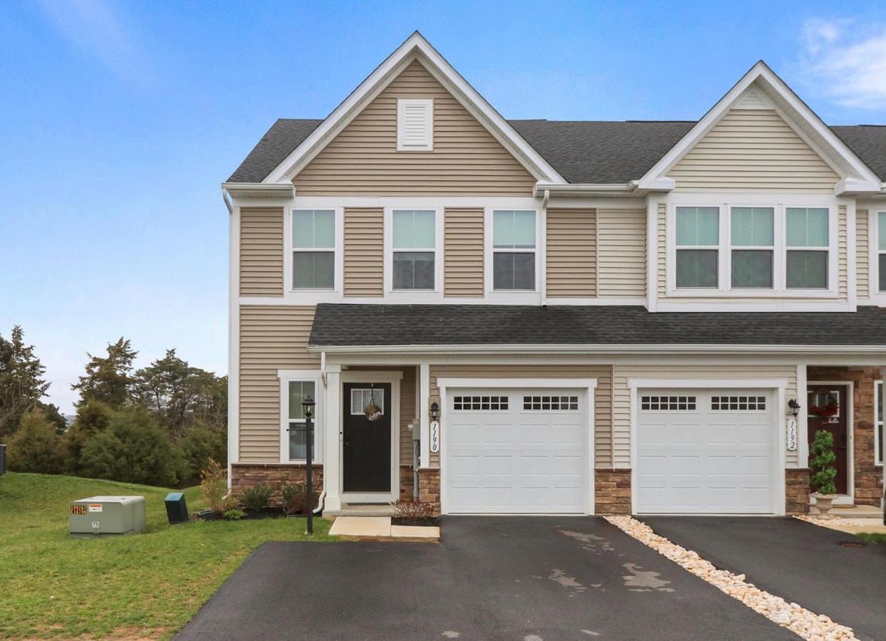 End unit 3-Bed Townhouse in Rolling Hills - End unit 3-Bed Townhouse in Rolling Hills