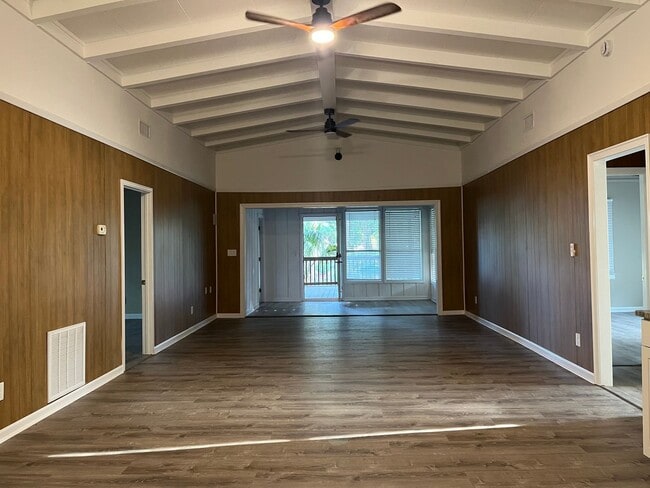 Building Photo - Spacious 4 Bedroom 2 bath home in Pawley's...