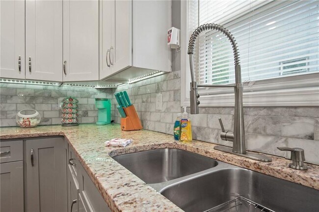 Photo - 1547 Willowbrook Dr SW