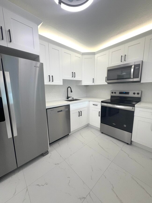 Building Photo - 9235 SW 8th St Unit 314