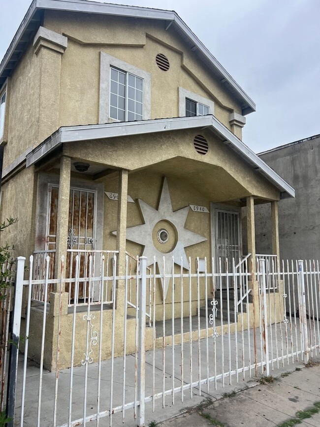 Building Photo - 3 Bed 2 Bath $3,500 Unit 8940 Rental