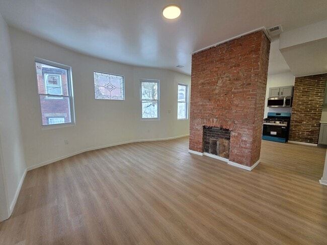 Building Photo - Fully Updated 4 bedroom 2 bathroom Apartment for rent in the Northside!