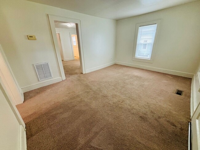 Photo - 116 Lester St NE