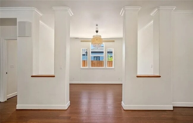 Photo - 720 Islay St