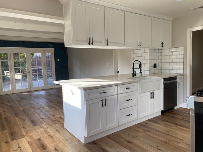 Photo - 385 Maureen Ln