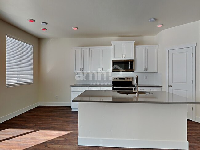 Photo - 749 S Rocker Ave