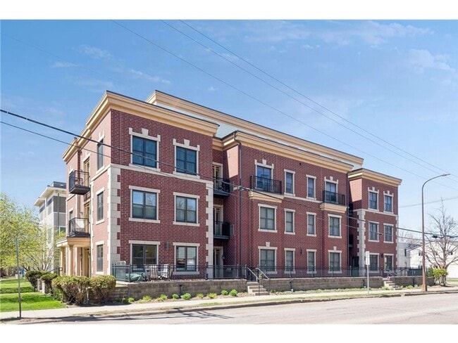 Building Photo - Large 2BD/2.5BA two story corner unit on Dayton Ave in St Paul!!