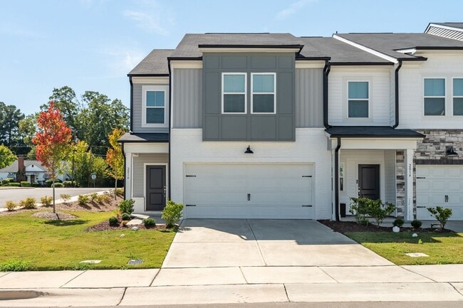 Building Photo - Gorgeous end-unit townhome near Brier Creek!