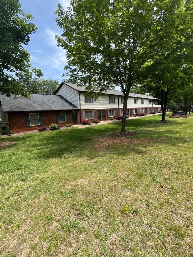 Renovated 2BD/1.5 Unit at Northowne Heights - Renovated 2BD/1.5 Unit at Northowne Heights