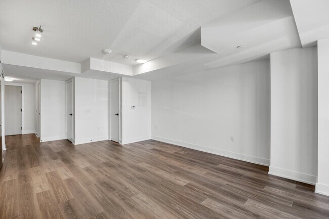 Photo - VERY SPACIOUS  bachelor unit (550 sq ft) Unit 203