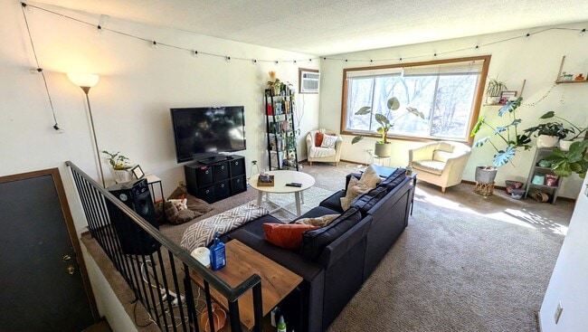 Building Photo - Spacious 3-Bedroom -- Available July 1st! Unit 815