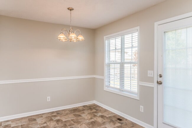 Photo - 1422 Huddersfield Dr