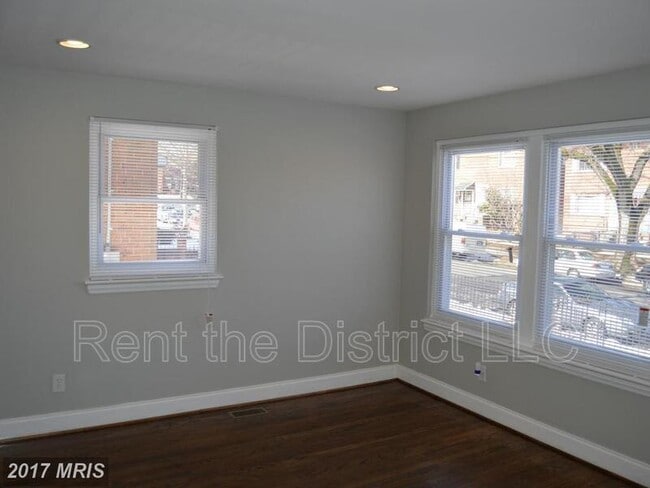 Photo - 707 Kennedy St NE