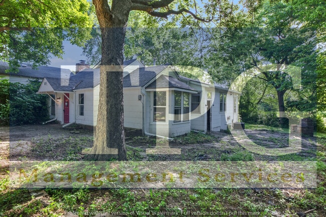 Photo - 2121 N River Blvd