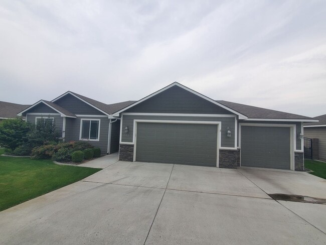 Building Photo - MLS#286994 New carpet and fresh paint insi... Rental