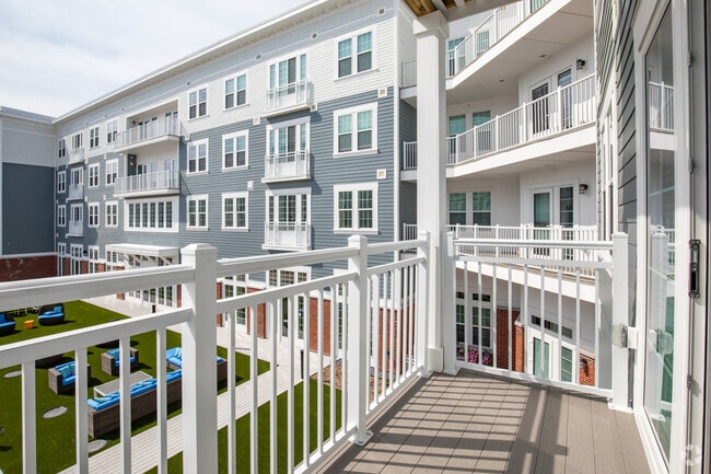 1 BR, 1 BA - 750 SF