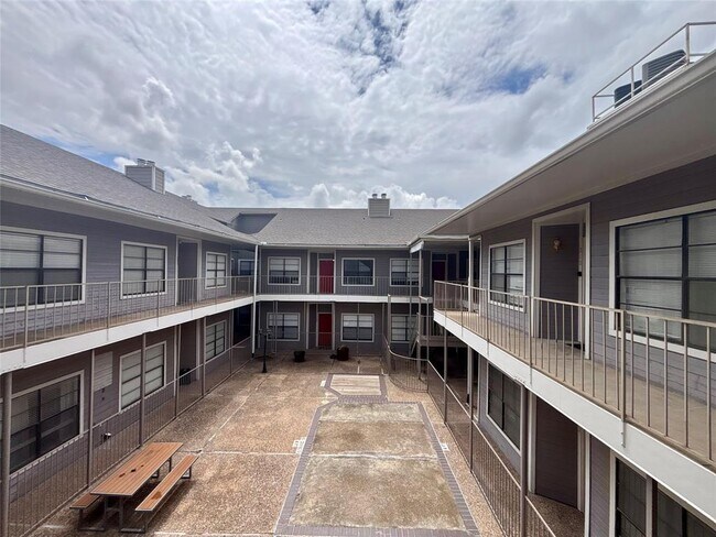 Photo - 915 W 23rd St Unit 206