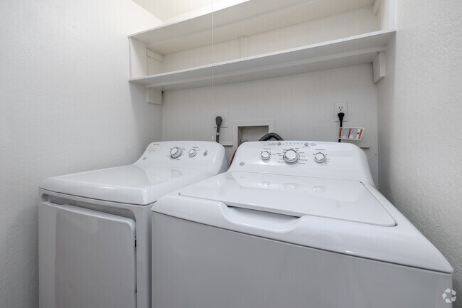 3 habitaciones, 2 baños - 1400 pies cuadrados - Área de lavandería