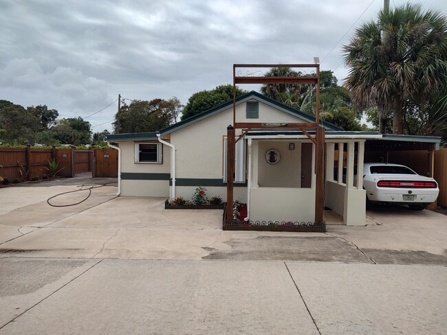 Photo - 1330 NE Dixie Hwy House