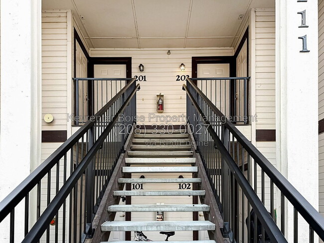 Photo - 2111 E White Oak Ct Unit 201