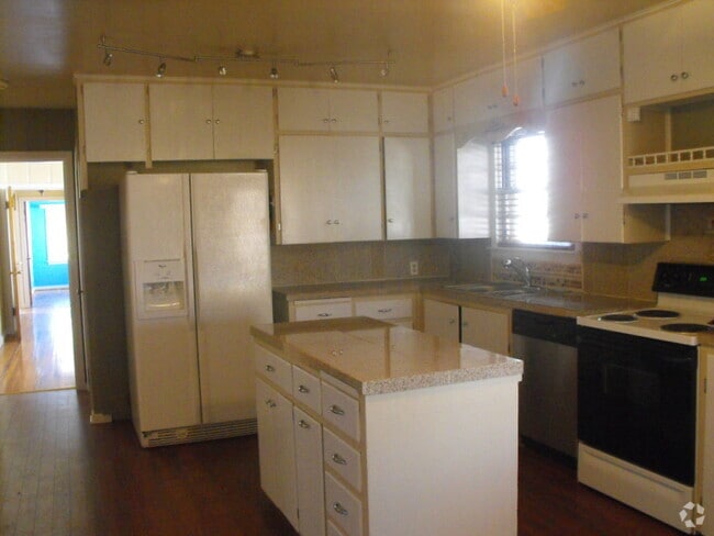 Building Photo - CLASSIC HOME CORNER LOT HARDWOOD FLOORS