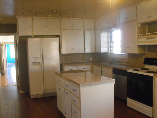 CLASSIC HOME CORNER LOT HARDWOOD FLOORS - CLASSIC HOME CORNER LOT HARDWOOD FLOORS