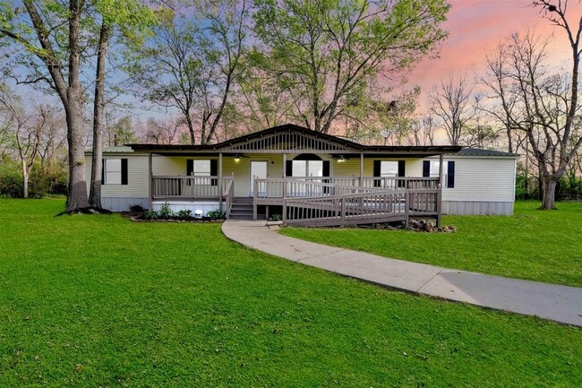 Building Photo - 613 River Rd