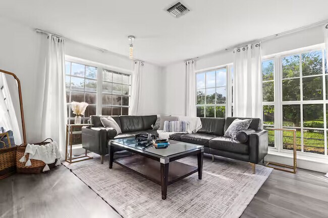 Photo - 909 NE 7th St