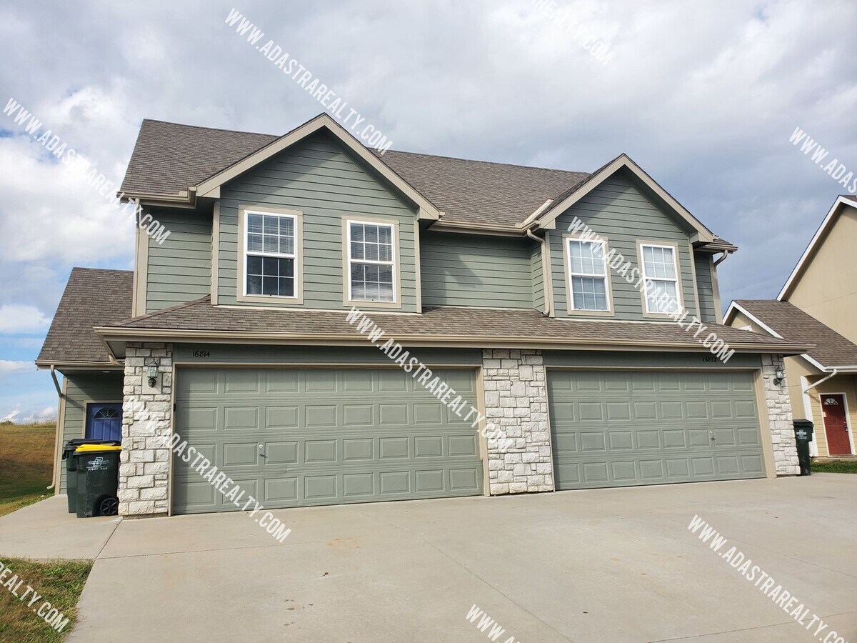 Beautiful and Spacious Basehor TownhomeAv... House Rental in Basehor