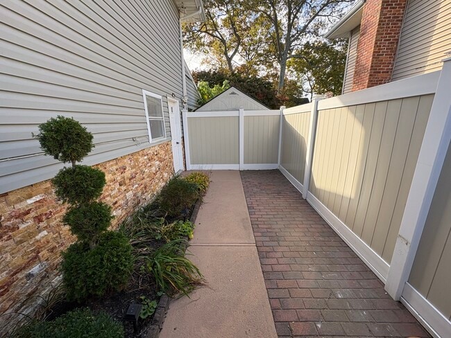 Building Photo - 318 Claremont Ave Unit 1