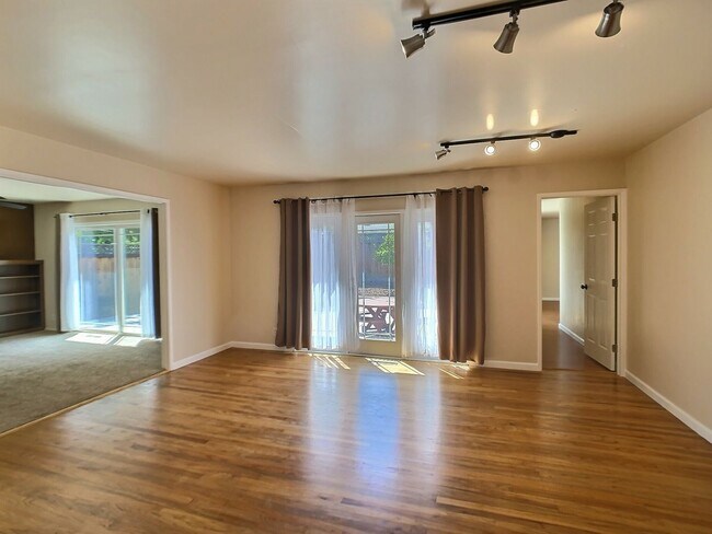 Photo - 4 Bedroom House a Block from Lietz Element...