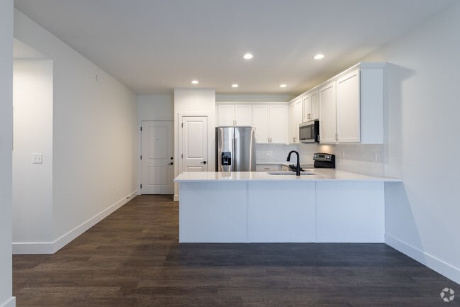 2BR, 2BA - 1,200 SF w/ Den (North)