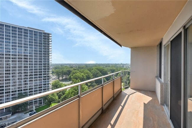 Photo - 12900 Lake Ave Unidad 1707