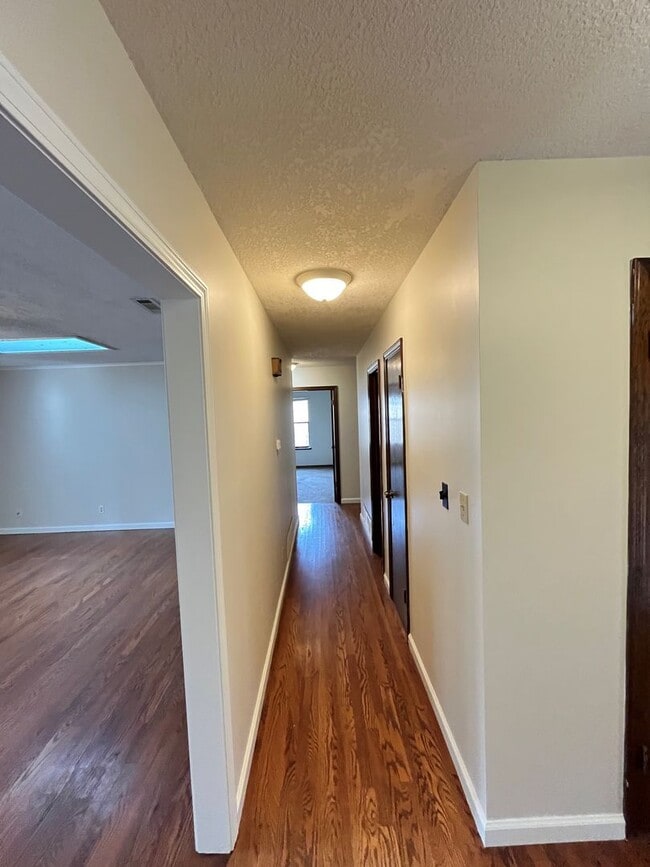 Photo - 3 bedroom 2 bath in tucked away neighborhood