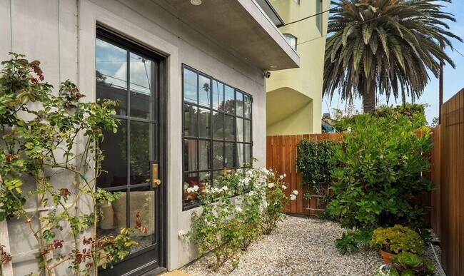 Building Photo - 207 Entrada Dr