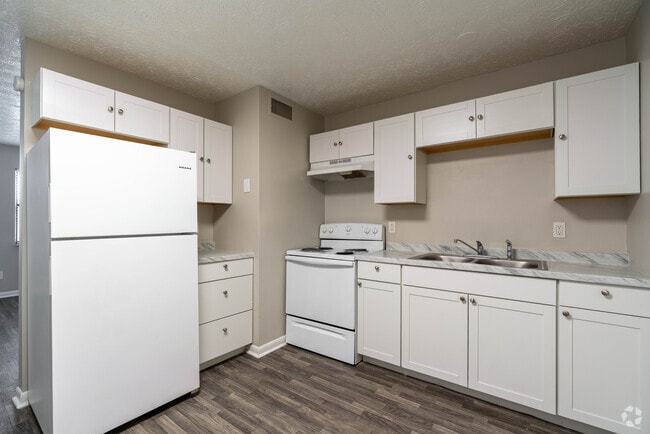 2BR, 1BA - 943SF-Kitchen - Hyde Grove