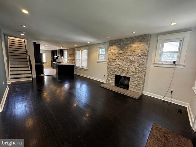 Photo - 513 Whittier St NW