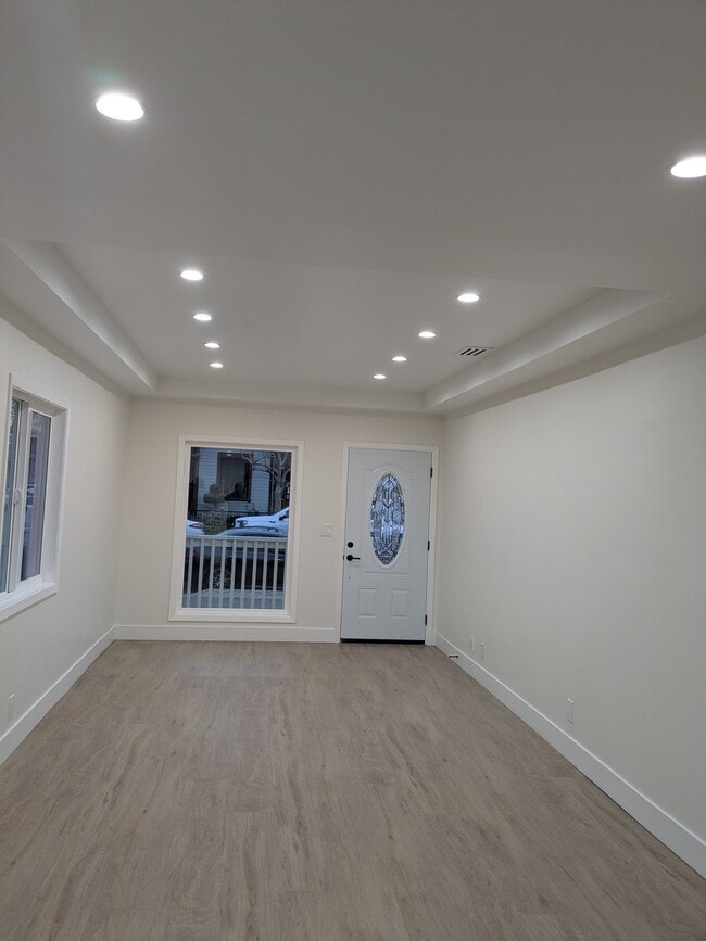 Living Room Unfurnished - 214 S 22nd St