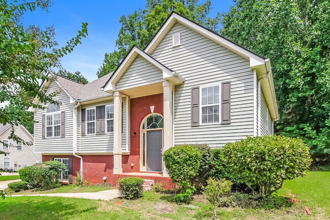 Photo - 215 Trelawney Pl