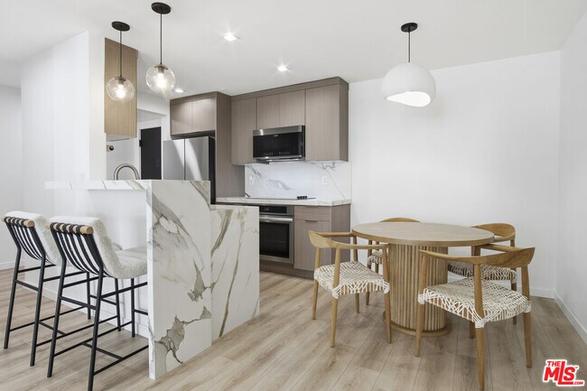 Building Photo - 911 Kings Rd Unit 205