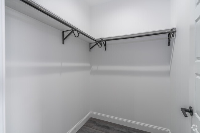 2BR, 2BA - 1,150SF - Closet
